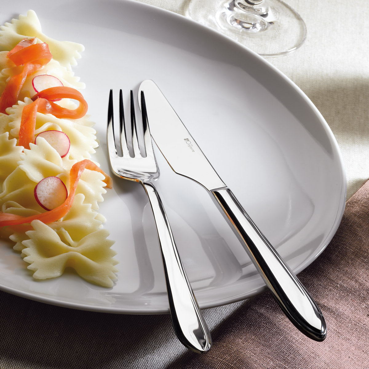 NORWAY MIRROR FINISH Table knife, 1 pc solid handle, serrated